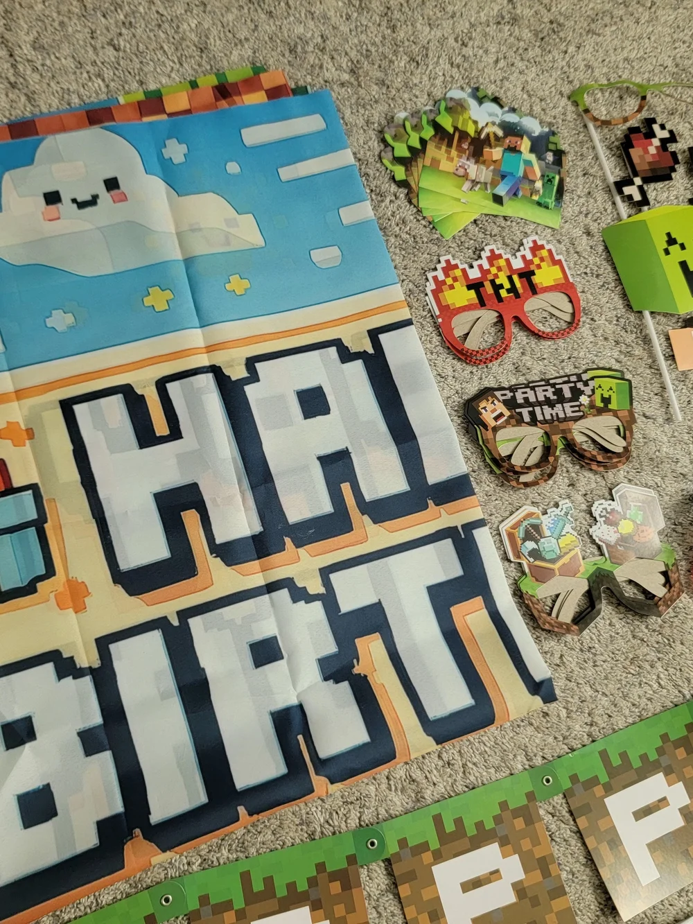 Minecraft Green Pixel Birthday Party Decorations Set